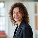 Portrait de Léa Martin, Responsable Produit chez Voile Étoile, dans un environnement collaboratif.